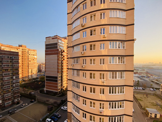 Продам трехкомнатную (3-комн.) квартиру, Тополиная ул, 401к1, Краснодар г