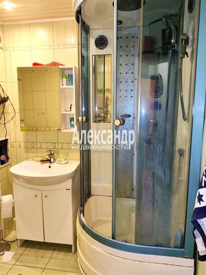 Продам трехкомнатную (3-комн.) квартиру, Гусарская ул, 8к7, Пушкин г