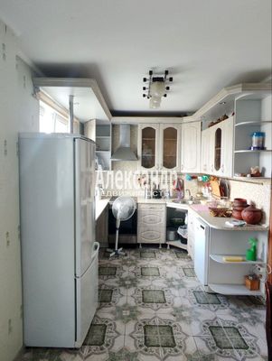 Продам трехкомнатную (3-комн.) квартиру, Гусарская ул, 8к7, Пушкин г