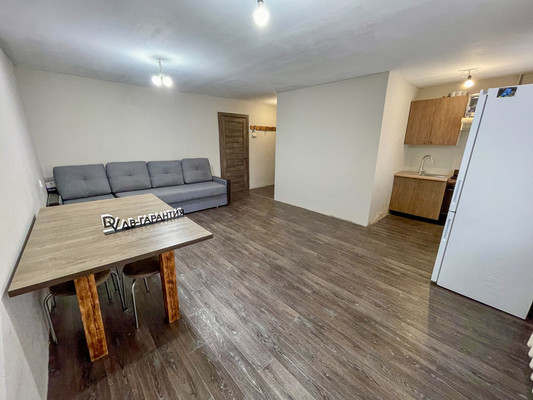 Продам трехкомнатную (3-комн.) квартиру, 2-й Микрорайон ул, 22, Эльбан рп