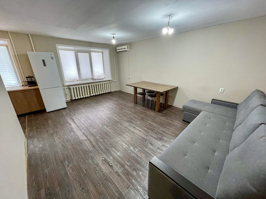 Продам трехкомнатную (3-комн.) квартиру, 2-й Микрорайон ул, 22, Эльбан рп