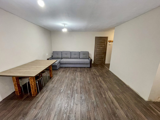 Продам трехкомнатную (3-комн.) квартиру, 2-й Микрорайон ул, 22, Эльбан рп