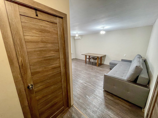 Продам трехкомнатную (3-комн.) квартиру, 2-й Микрорайон ул, 22, Эльбан рп