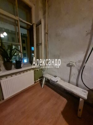 Продам многокомнатную квартиру, 8-я В.О. линия, 43, Санкт-Петербург г