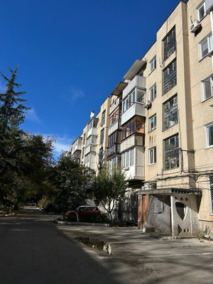 Продам трехкомнатную (3-комн.) квартиру, Воровского ул, 65, Симферополь г