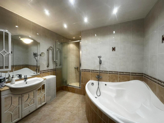 Продам трехкомнатную (3-комн.) квартиру, Береговая ул, 42, Чехов г