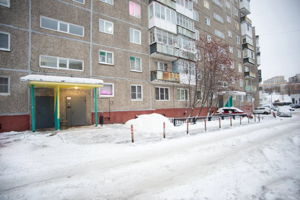 Продам трехкомнатную (3-комн.) квартиру, Связи проезд, 16, Мурманск г