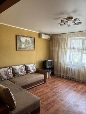 Продам трехкомнатную (3-комн.) квартиру, Строителей пр-кт, 8в, Волгодонск г