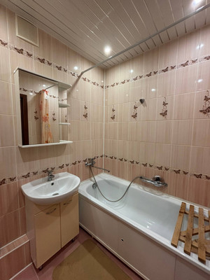 Продам двухкомнатную (2-комн.) квартиру, Лесопарковая ул, 18, Рязань г