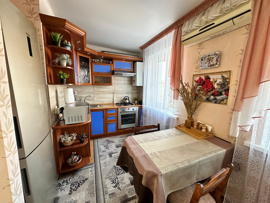 Продам трехкомнатную (3-комн.) квартиру, Октябрьская ул, 6, Тихорецк г