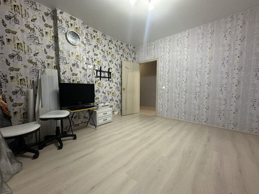 Продам трехкомнатную (3-комн.) квартиру, Дмитровская ул, 17, Базарово д