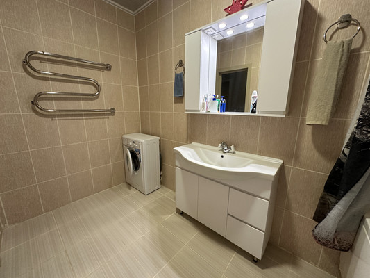 Продам трехкомнатную (3-комн.) квартиру, Дмитровская ул, 17, Базарово д