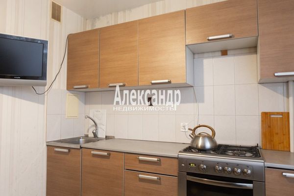 Продам однокомнатную (1-комн.) квартиру, Рощинская ул, 3А, Гатчина г