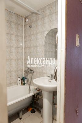 Продам однокомнатную (1-комн.) квартиру, Рощинская ул, 3А, Гатчина г