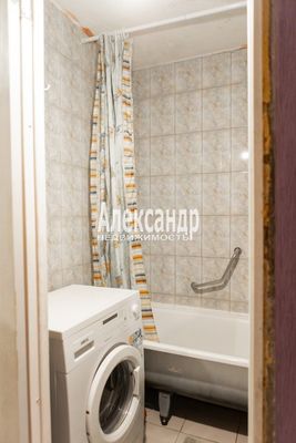 Продам однокомнатную (1-комн.) квартиру, Рощинская ул, 3А, Гатчина г