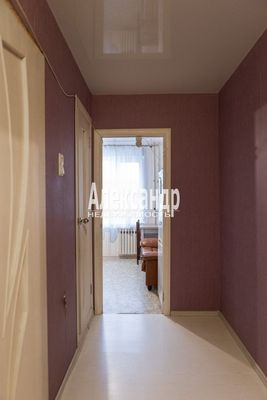 Продам однокомнатную (1-комн.) квартиру, Рощинская ул, 3А, Гатчина г