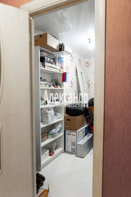 Продам однокомнатную (1-комн.) квартиру, Рощинская ул, 3А, Гатчина г