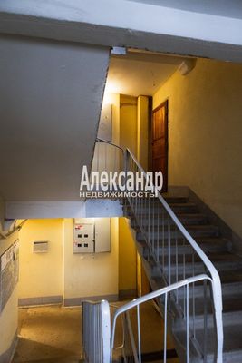 Продам однокомнатную (1-комн.) квартиру, Рощинская ул, 3А, Гатчина г