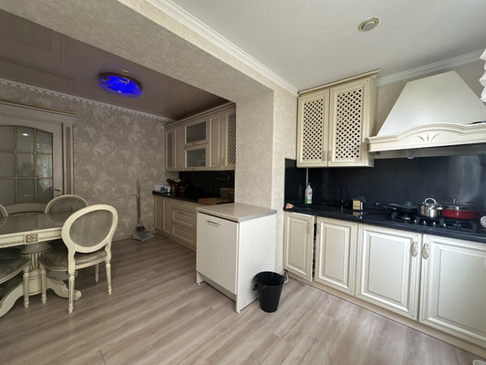 Продам трехкомнатную (3-комн.) квартиру, Ватутина ул, 4, Нальчик г