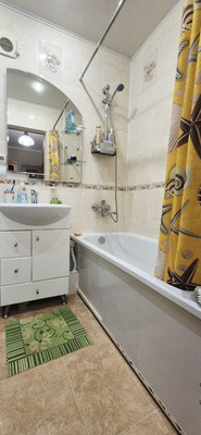 Продам двухкомнатную (2-комн.) квартиру, 2-я Северная ул, 32, Южно-Сахалинск г