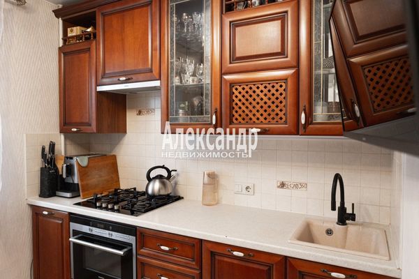 Продам трехкомнатную (3-комн.) квартиру, 25 Октября пр-кт, 46к1, Гатчина г