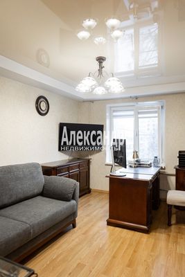 Продам трехкомнатную (3-комн.) квартиру, 25 Октября пр-кт, 46к1, Гатчина г