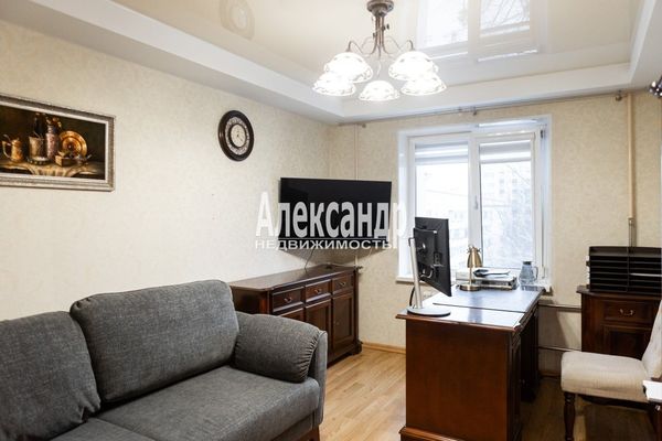 Продам трехкомнатную (3-комн.) квартиру, 25 Октября пр-кт, 46к1, Гатчина г