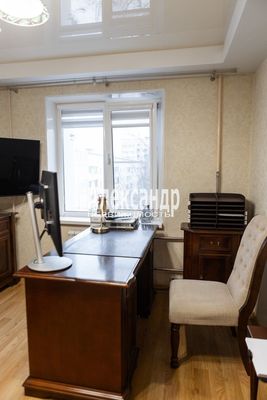 Продам трехкомнатную (3-комн.) квартиру, 25 Октября пр-кт, 46к1, Гатчина г