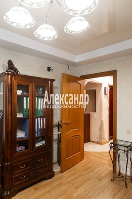 Продам трехкомнатную (3-комн.) квартиру, 25 Октября пр-кт, 46к1, Гатчина г