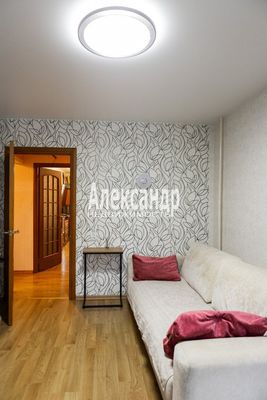 Продам трехкомнатную (3-комн.) квартиру, 25 Октября пр-кт, 46к1, Гатчина г