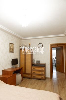 Продам трехкомнатную (3-комн.) квартиру, 25 Октября пр-кт, 46к1, Гатчина г