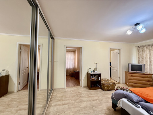 Продам трехкомнатную (3-комн.) квартиру, Валдайская ул, 6, Симферополь г