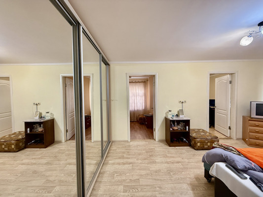 Продам трехкомнатную (3-комн.) квартиру, Валдайская ул, 6, Симферополь г