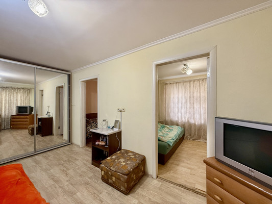 Продам трехкомнатную (3-комн.) квартиру, Валдайская ул, 6, Симферополь г