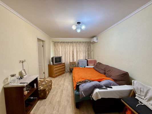 Продам трехкомнатную (3-комн.) квартиру, Валдайская ул, 6, Симферополь г