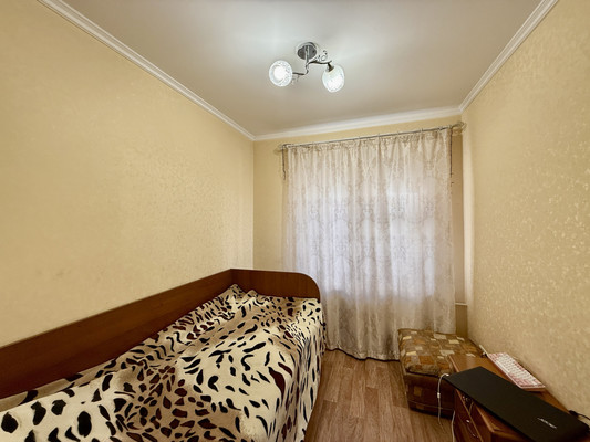 Продам трехкомнатную (3-комн.) квартиру, Валдайская ул, 6, Симферополь г