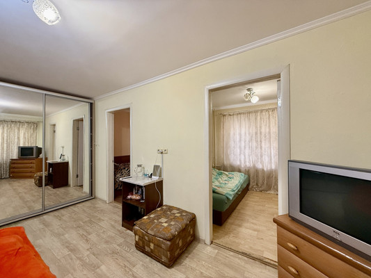 Продам трехкомнатную (3-комн.) квартиру, Валдайская ул, 6, Симферополь г