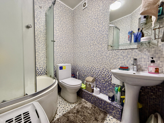 Продам трехкомнатную (3-комн.) квартиру, Валдайская ул, 6, Симферополь г