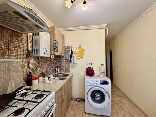 Продам трехкомнатную (3-комн.) квартиру, Валдайская ул, 6, Симферополь г