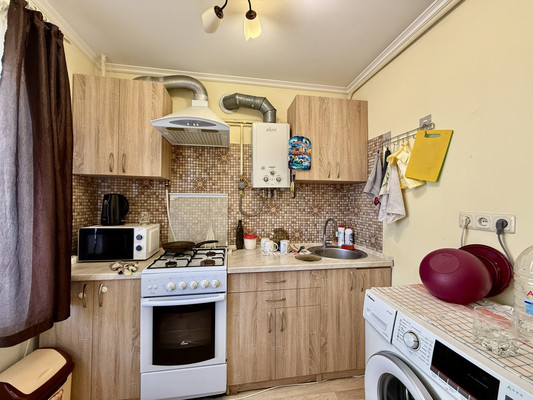 Продам трехкомнатную (3-комн.) квартиру, Валдайская ул, 6, Симферополь г