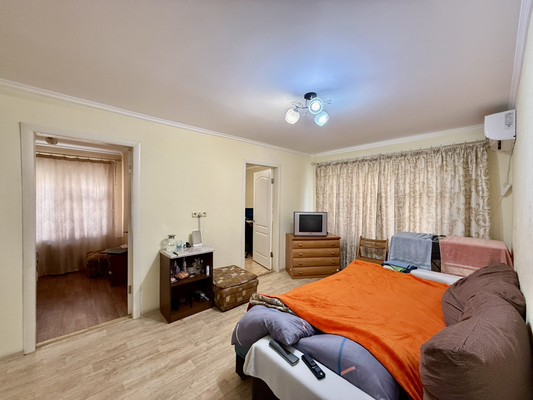 Продам трехкомнатную (3-комн.) квартиру, Валдайская ул, 6, Симферополь г