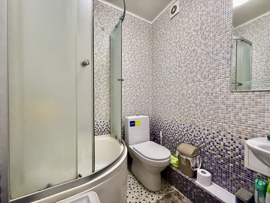 Продам трехкомнатную (3-комн.) квартиру, Валдайская ул, 6, Симферополь г