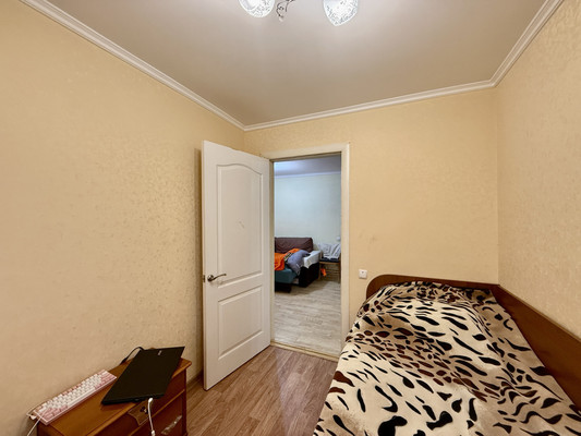 Продам трехкомнатную (3-комн.) квартиру, Валдайская ул, 6, Симферополь г