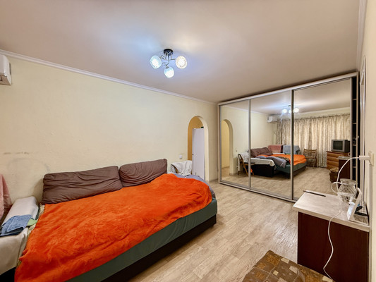 Продам трехкомнатную (3-комн.) квартиру, Валдайская ул, 6, Симферополь г