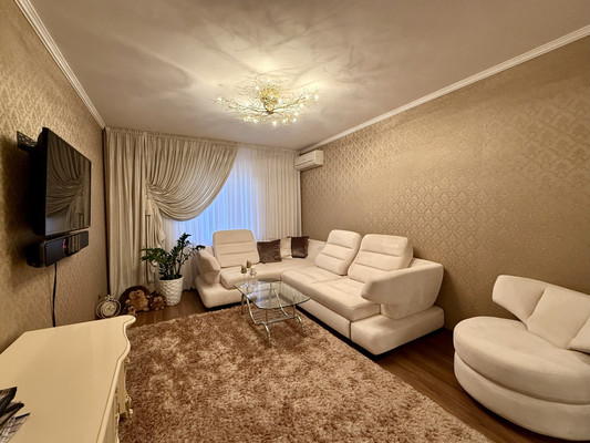 Продам трехкомнатную (3-комн.) квартиру, Великой Победы б-р, 21, Волгодонск г