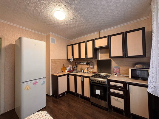 Продам многокомнатную квартиру, Строителей ул, 15, Белые Берега рп