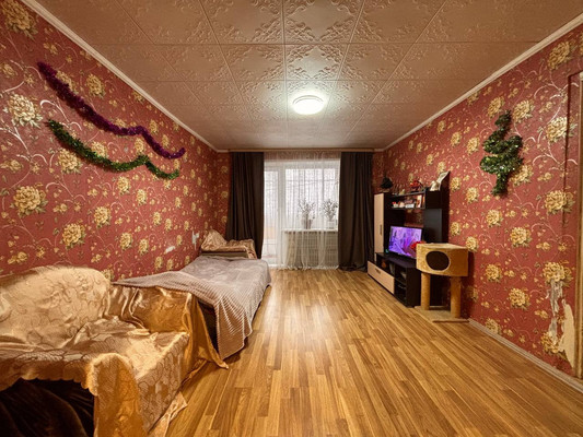 Продам многокомнатную квартиру, Строителей ул, 15, Белые Берега рп