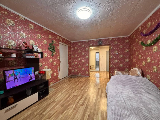 Продам многокомнатную квартиру, Строителей ул, 15, Белые Берега рп