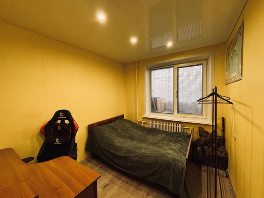 Продам многокомнатную квартиру, Строителей ул, 15, Белые Берега рп