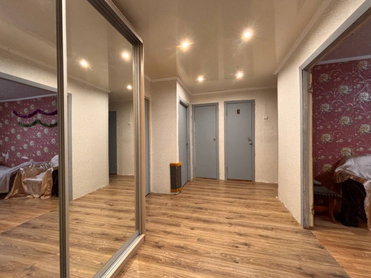 Продам многокомнатную квартиру, Строителей ул, 15, Белые Берега рп